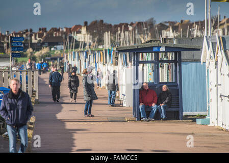 Per coloro che godono di una buona passeggiata lungo il lungomare di Thorpe Bay di Southend on Sea, Essex, Regno Unito. Foto Stock