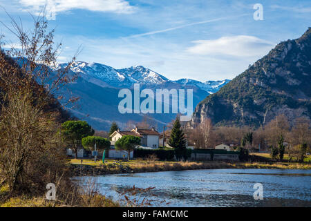 Fiume Ariege e nevoso Pirenei inverno Foto Stock