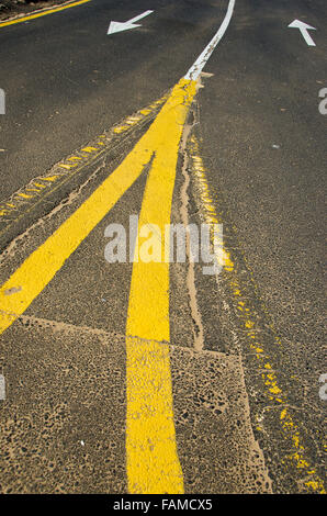 Giallo e le linee bianche sul nero asfalto Foto Stock