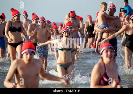 Bolemendaal Aan Zee, Paesi Bassi. 1a gen, 2016. La gente a prendere parte al tradizionale per l'anno nuovo evento di immersione in Bolemendaal aan Zee, Paesi Bassi, il 1 gennaio 2016. Decine di migliaia di persone nei Paesi Bassi il tuffo in acqua di congelamento ogni gennaio per iniziare il Nuovo Anno nuovo. © Sylvia Lederer/Xinhua/Alamy Live News Foto Stock