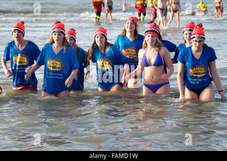 Bolemendaal Aan Zee, Paesi Bassi. 1a gen, 2016. La gente a prendere parte al tradizionale per l'anno nuovo evento di immersione in Bolemendaal aan Zee, Paesi Bassi, il 1 gennaio 2016. Decine di migliaia di persone nei Paesi Bassi il tuffo in acqua di congelamento ogni gennaio per iniziare il Nuovo Anno nuovo. © Sylvia Lederer/Xinhua/Alamy Live News Foto Stock