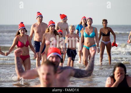 Bolemendaal Aan Zee, Paesi Bassi. 1a gen, 2016. La gente a prendere parte al tradizionale per l'anno nuovo evento di immersione in Bolemendaal aan Zee, Paesi Bassi, il 1 gennaio 2016. Decine di migliaia di persone nei Paesi Bassi il tuffo in acqua di congelamento ogni gennaio per iniziare il Nuovo Anno nuovo. © Sylvia Lederer/Xinhua/Alamy Live News Foto Stock