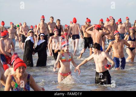 Bolemendaal Aan Zee, Paesi Bassi. 1a gen, 2016. La gente a prendere parte al tradizionale per l'anno nuovo evento di immersione in Bolemendaal aan Zee, Paesi Bassi, il 1 gennaio 2016. Decine di migliaia di persone nei Paesi Bassi il tuffo in acqua di congelamento ogni gennaio per iniziare il Nuovo Anno nuovo. © Sylvia Lederer/Xinhua/Alamy Live News Foto Stock