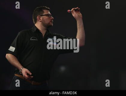 Alexandra Palace di Londra, Regno Unito. 1a gen, 2016. William Hill PDC Mondiale Campionato di freccette. James Wade ottiene il suo occhio per l'inizio del match Credito: Azione Sport Plus/Alamy Live News Foto Stock