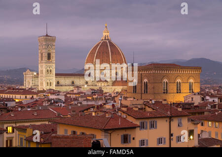 Il Duomo di Firenze, centro storico al tramonto, Firenze, Toscana, Italia Foto Stock