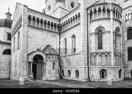 Dettaglio della chiesa di San Vigilio, Trento, Italia. Lo stile del tempio è un romanico-lombardo, ma riflette la chiara influenza Gotica Foto Stock