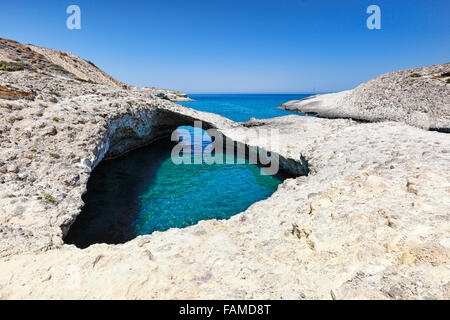 Strane formazioni rocciose presso la spiaggia Kapros a Milos, Grecia Foto Stock