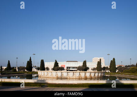 Il Portogallo, Lisbona, il Centro Culturale di Belem (Portoghese: Centro Cultural de Belem - CCB), vista dal Jardim da Praca do Imperio Foto Stock
