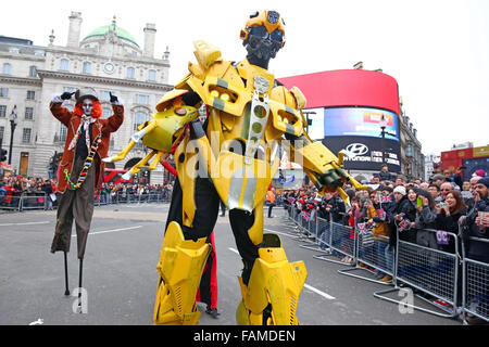 Londra, Regno Unito. Il 1 gennaio 2016. I partecipanti a Londra nel primo giorno del nuovo anno Parade, Londra, Inghilterra che ha visto più di 8.500 artisti provenienti da 20 paesi di tutto il mondo che partecipano. Con gare tra il London Boroughs e American Marching Band e molti, molti cavalli è stato certamente un grande spettacolo per iniziare l'anno. Credito: Paul Brown/Alamy Live News Foto Stock