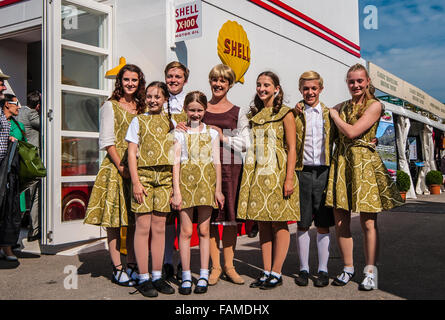 Goodwood 2015. Re-enactors vestiti come i von Trapp dal suono della musica film Foto Stock