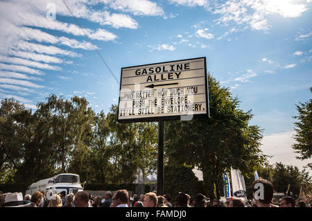 Gasoline Alley. Segno umoristico. Non importa quanto spingi la busta, sarà comunque cancelleria. Goodwood Revival 2015 Foto Stock