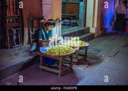 Birmano scena di strada dal mercato Notturno di Chinatown di Yangon. Foto Stock