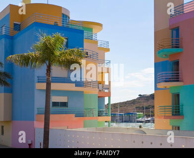 Multi-edifici colorati nei pressi del porticciolo, Albufeira Algarve Foto Stock