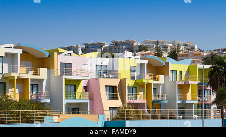 Multi-edifici colorati nei pressi del porticciolo, Albufeira Algarve Foto Stock