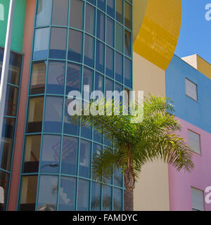 Multi-edifici colorati nei pressi del porticciolo, Albufeira Algarve Foto Stock