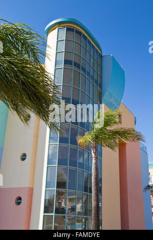 Multi-edifici colorati nei pressi del porticciolo, Albufeira Algarve Foto Stock