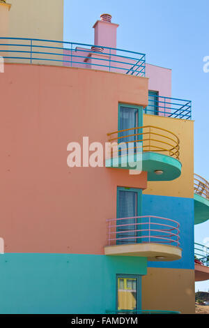 Multi-edifici colorati nei pressi del porticciolo, Albufeira Algarve Foto Stock