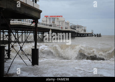 Grandi onde infrangersi sulla spiaggia sotto Worthing Pier il giorno di nuovi anni in Worthing West Sussex, in Inghilterra. Foto Stock