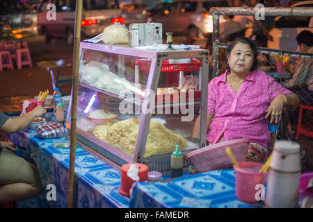 Birmano scena di strada nella Chinatown di Yangon. Foto Stock