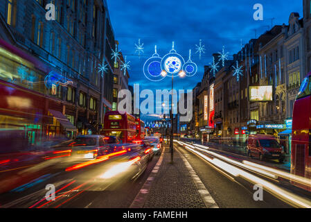 Le decorazioni di Natale sullo Strand, Londra, Regno Unito Foto Stock