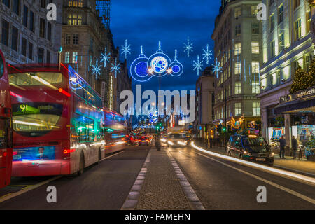 Le decorazioni di Natale sullo Strand, Londra, Regno Unito Foto Stock