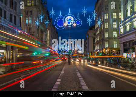 Le decorazioni di Natale sullo Strand, Londra, Regno Unito Foto Stock