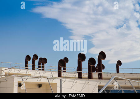 I condotti dell'aria su un edificio di Albufeira Algarve Portogallo Foto Stock