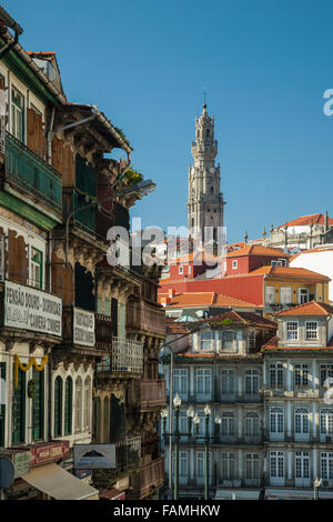 Mezzogiorno al Porto São Bento, Portogallo. Torre dos Clérigos nella distanza. Foto Stock