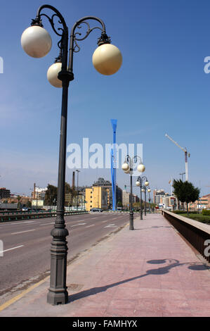 Ponte vecchio letto del fiume di Turia verso contemporanea edifici residenziali a Valencia in Spagna. Foto Stock