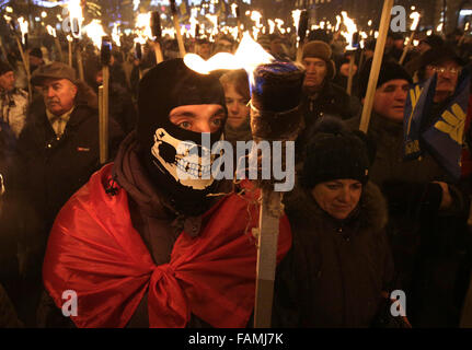 Kiev, Ucraina. 4° dic, 2015. Il 107th anniversario della Stepan Bandera nascita è stato contrassegnato in Kiev con le torce marzo dai partiti nazionalistici. Stepan Bandera era uno dei leader della nazionale ucraina di circolazione nei territori occupati di Ucraina occidentale (Galizia), che ha guidato la organizzazione dei nazionalisti ucraini (OUN). Stepan Bandera era fra quelli proclamazione di indipendenza di uno Stato ucraino a Lviv il 30 giugno 1941. L'agente del KGB Bohdan Stashynsky assassinato Bandera a Monaco di Baviera, Germania ovest il 15 ottobre 1959. © Anatolii Stepanov/ZUMA filo/Alamy Live News Foto Stock