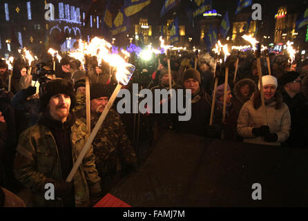 Kiev, Ucraina. 4° dic, 2015. Il 107th anniversario della Stepan Bandera nascita è stato contrassegnato in Kiev con le torce marzo dai partiti nazionalistici. Stepan Bandera era uno dei leader della nazionale ucraina di circolazione nei territori occupati di Ucraina occidentale (Galizia), che ha guidato la organizzazione dei nazionalisti ucraini (OUN). Stepan Bandera era fra quelli proclamazione di indipendenza di uno Stato ucraino a Lviv il 30 giugno 1941. L'agente del KGB Bohdan Stashynsky assassinato Bandera a Monaco di Baviera, Germania ovest il 15 ottobre 1959. © Anatolii Stepanov/ZUMA filo/Alamy Live News Foto Stock