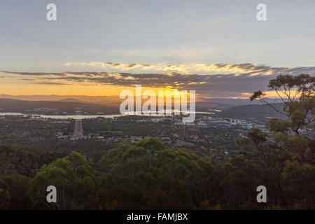 Bel tramonto a Canberra città vista dal Monte Ainslie Lookout Point. Foto Stock