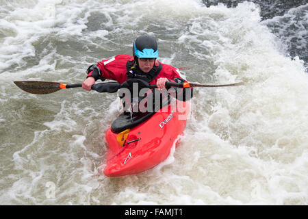 Donna kayak in acqua veloce Foto Stock