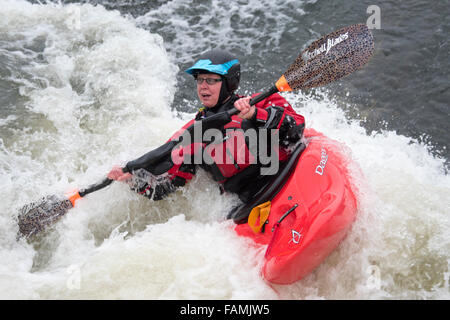 Donna kayak in acqua veloce Foto Stock