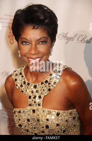 File. 1a gen, 2016. Cantante Natalie Cole, la figlia di musica grande Nat King Cole che divenne una stella di registrazione nella sua propria destra con successi che attraversarono tre decenni, è morto in un ospedale di giovedì sera a Los Angeles. Ella era 65 anni. Il cantante aveva combattuto i problemi di droga e di epatite in passato e ha subito un trapianto di rene in 2009. Nella foto: Ott. 17, 2011 - New York New York, Stati Uniti - Cantante Natalie Cole assiste il 2011 Angelo sfera mantenuta a Cipriani Wall Street. © Nancy Kaszerman/ZUMAPRESS.com/Alamy Live News Foto Stock