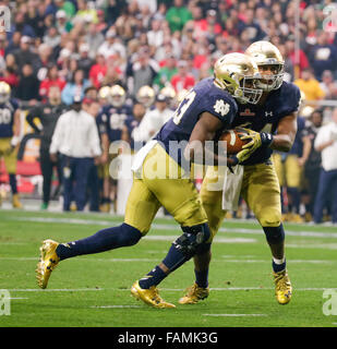 Glendale, AZ, Stati Uniti d'America. 1a gen, 2016. Notre Dame Fighting Irish running back Josh Adams #33 prende un hand off per il 2° touchdown irlandese del gioco durante la BattleFrog Fiesta Bowl NCAA Football gioco tra la cattedrale di Notre Dame Fighting Irish e la Ohio State Buckeyes presso la University of Phoenix Stadium di Glendale, AZ. Notre Dame sentieri Ohio State 14-28. Justin Cooper/CSM/Alamy Live News Foto Stock