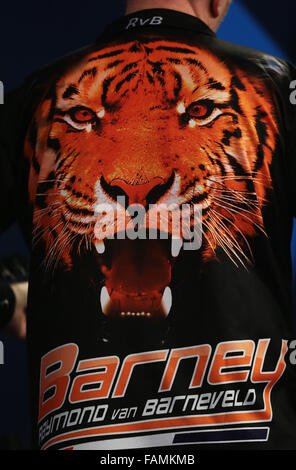 Alexandra Palace di Londra, Regno Unito. 01 gen 2016. William Hill PDC Mondiale Campionato di freccette. Raymond van Barneveld tiger shirt © Azione Sport Plus/Alamy Live News Foto Stock