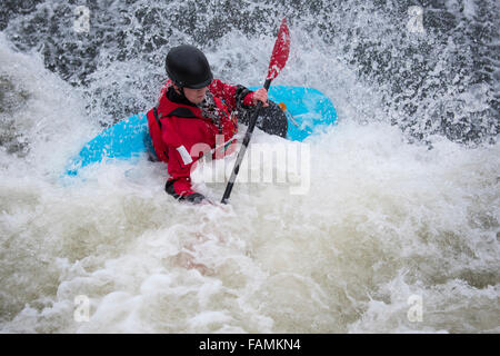 Stowmarket, Regno Unito. 01 gen 2016. Kayaker sul fiume Stour in Suffolk godendo di giorno di nuovi anni Credito: Jason Marsh/Alamy Live News Foto Stock