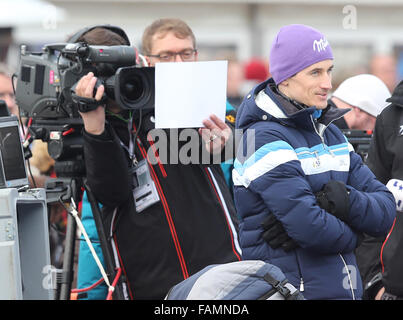 Garmisch-Partenkirchen (Germania). 01 gen 2016. Ex ponticello sci Martin Schmitt (R) della Repubblica federale di Germania si è visto durante la seconda tappa di quattro colli ski jumping nel torneo di Garmisch-Partenkirchen, Germania, 01 gennaio 2016. Foto: Daniel Karmann/dpa/Alamy Live News Foto Stock