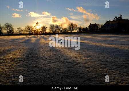 Sole sorge su terreni parade, Fort Worden parco statale, Port Townsend, Washington, Stati Uniti d'America Foto Stock