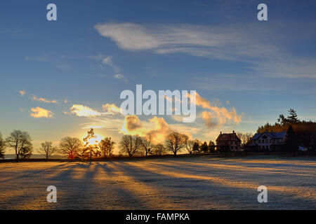 Sole sorge su terreni parade, Fort Worden parco statale, Port Townsend, Washington, Stati Uniti d'America Foto Stock