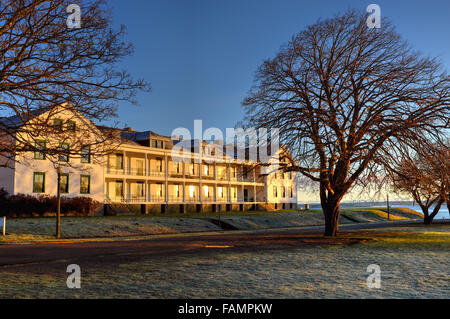 Sole sorge sulla vecchia sede caserma, Fort Worden parco statale, Port Townsend, Washington, Stati Uniti d'America Foto Stock