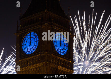 Londra, Regno Unito. Il 1 gennaio 2016. Fuochi d'artificio esplodere e illumina il Big Ben in piazza del Parlamento appena dopo la mezzanotte del 1 gennaio 2016 a Londra, Inghilterra. Credito: London pix/Alamy Live News Foto Stock