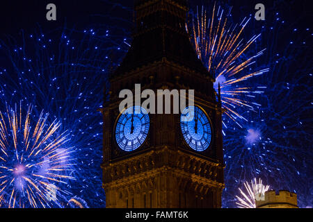 Londra, Regno Unito. Il 1 gennaio 2016. Fuochi d'artificio esplodere e illumina il Big Ben in piazza del Parlamento appena dopo la mezzanotte del 1 gennaio 2016 a Londra, Inghilterra. Credito: London pix/Alamy Live News Foto Stock