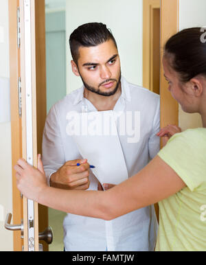 Adulto collettore russo sta cercando di ottenere i debiti da donna Foto Stock