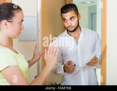 Collettore per adulti sta cercando di ottenere i debiti da donna Foto Stock