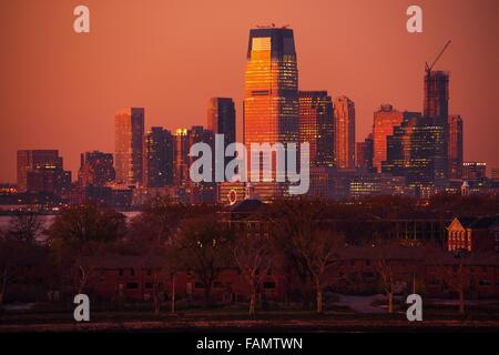 Jersey City in New Jersey Stato, Stati Uniti d'America. Jersey City skyline al tramonto Foto Stock