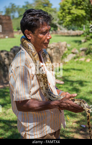 Il serpente incantatore, Anuradhapura Città patrimonio mondiale UNESCO, Sri Lanka Foto Stock