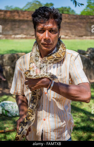 Il serpente incantatore, Anuradhapura Città patrimonio mondiale UNESCO, Sri Lanka Foto Stock