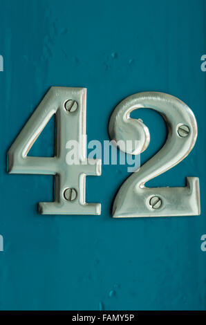Il numero 42 in cromo sulla parte anteriore di una brillantezza teal porta anteriore. Foto Stock